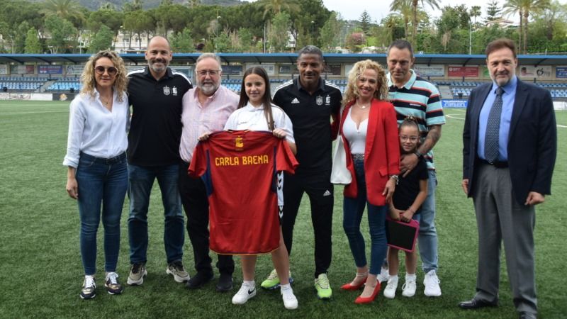 El mundo del fútbol y las instituciones se unen en solidaridad con la guardameta Carla Baena