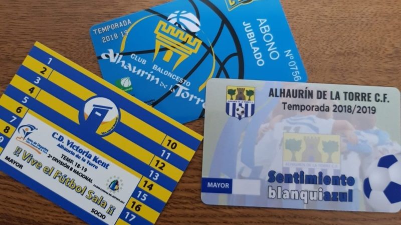 La Fundación entrega carnés al Centro del Mayor para ver el fútbol, fútbol-sala y baloncesto