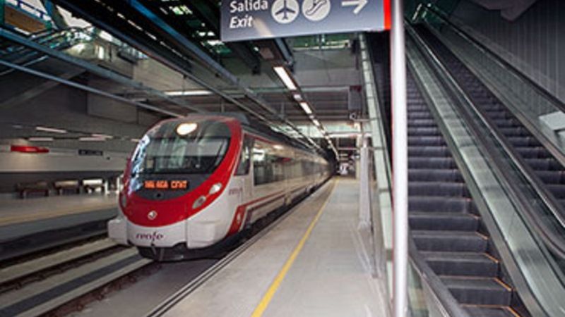 El Ayuntamiento da luz verde a la aportación para el bus lanzadera hasta el aeropuerto y el tren