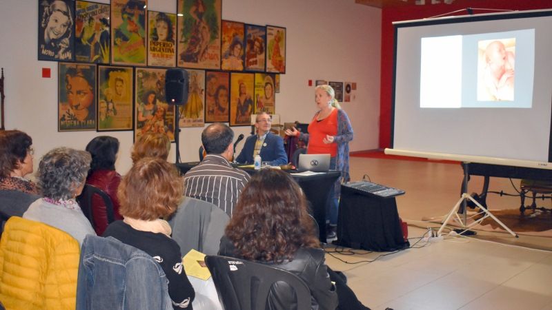 La activista Joana Crowson defiende en Alhaurín de la Torre la filosofía de la “ecología profunda”