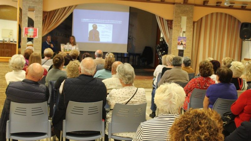 El Centro del Mayor acogió una charla para concienciar sobre el problema de la obesidad