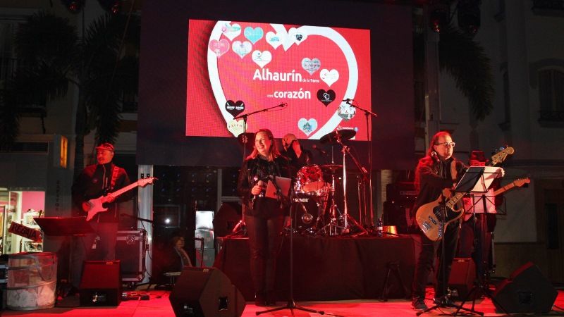 Un animado concierto pone el cierre a la campaña comercial de San Valentín en Alhaurín de la Torre