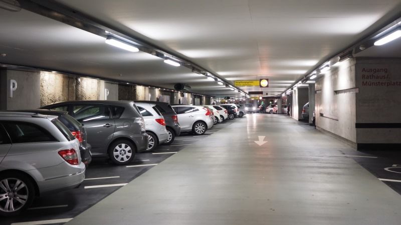 Cuál es la mejor alternativa para dejar el coche en el aeropuerto de Málaga