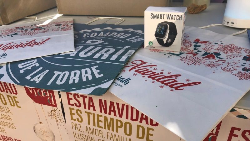 Comercio reparte 300 relojes inteligentes dentro de la campaña de estímulo de las compras navideñas