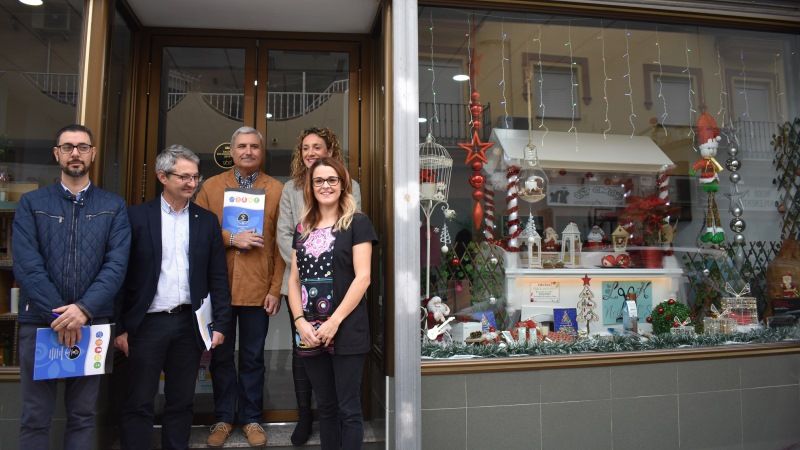 Más de una veintena de negocios participan en el Concurso de Escaparatismo de Navidad