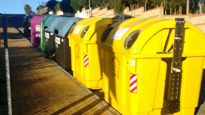 Alhaurín de la Torre instala un punto de reciclaje con contenedores de recogida selectiva en Pinos