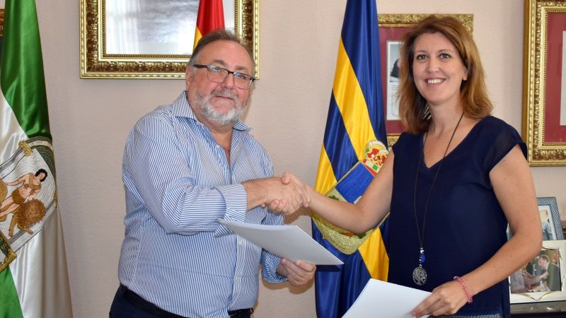 Ayuntamiento y Junta firman el convenio para dotar de una gran plaza al barrio de La Alegría