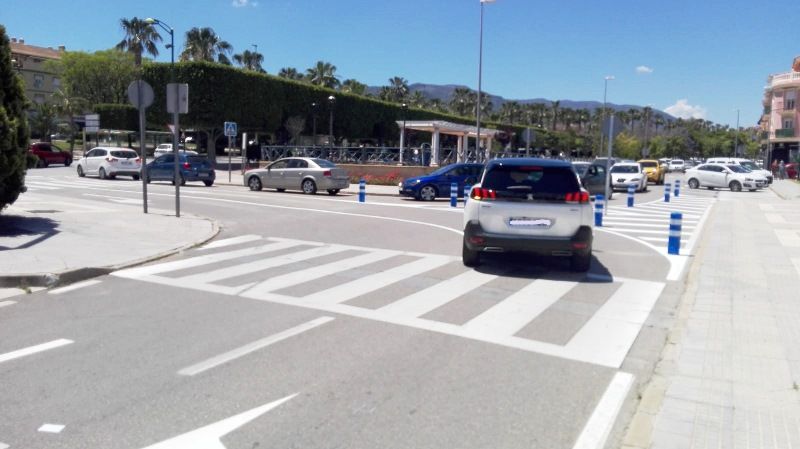 La reordenación de un cruce mejora el tráfico y la seguridad vial en la avenida Ciudad de Melilla de Alhaurín de la Torre