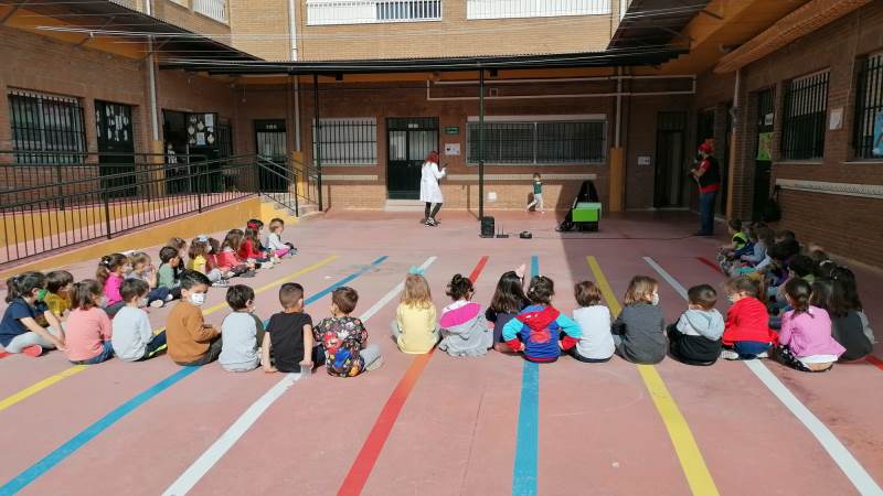 La Biblioteca festeja el Día Internacional del Libro con varios cuentacuentos en el CEIP Isaac Peral