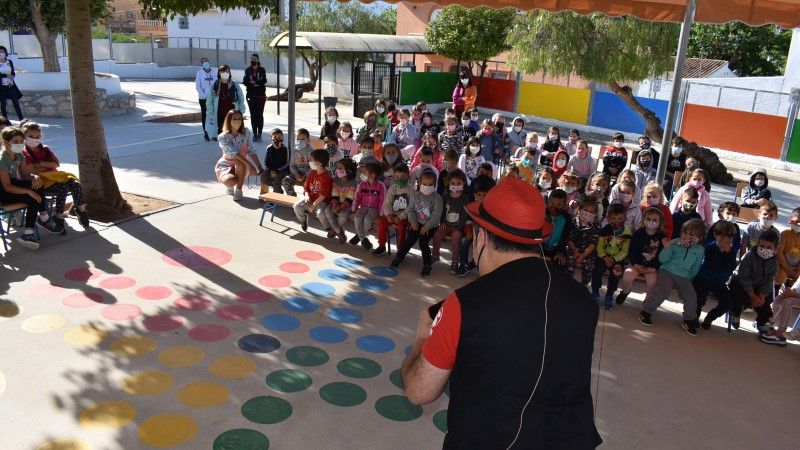 Divertido cuentacuentos en el colegio Torrijos de Torrealquería