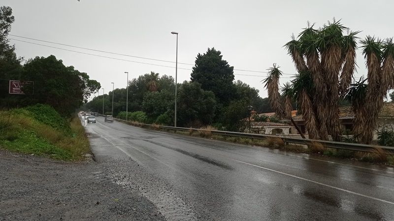 El Pleno acuerda solicitar al Ayuntamiento de Málaga que reurbanice la ‘cuesta de los pinos’ y sustituya el semáforo por una rotonda