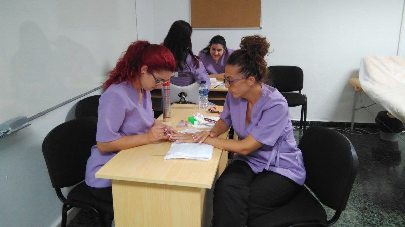 Las alumnas del curso de Estética ofrecerán sesiones gratuitas de manicura y pedicura el día 19