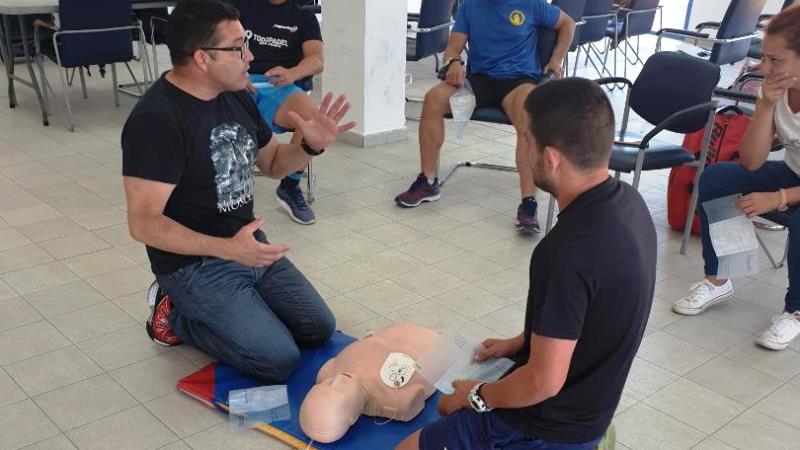 El Área de Deportes realiza un curso de formación en desfibriladores