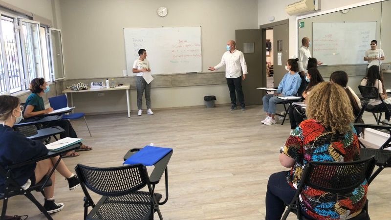 El Concejal de Juventud visita los cursos y talleres que se imparten en su área
