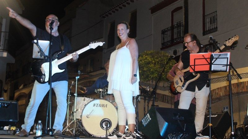 Retro Cover Band cerró el ciclo 'De Plaza en Plaza' con un multitudinario concierto en el Barrio Viejo