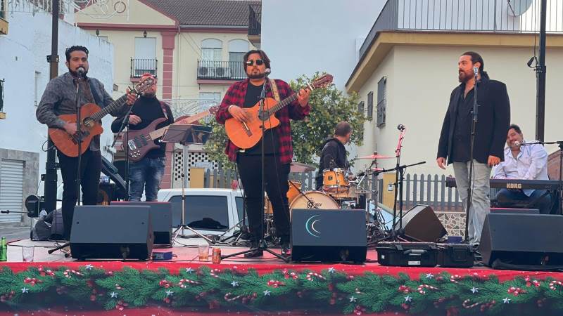 Antonio de Manzana y su grupo hacen vibrar al público en un nuevo concierto del ciclo 'de plaza en plaza'
