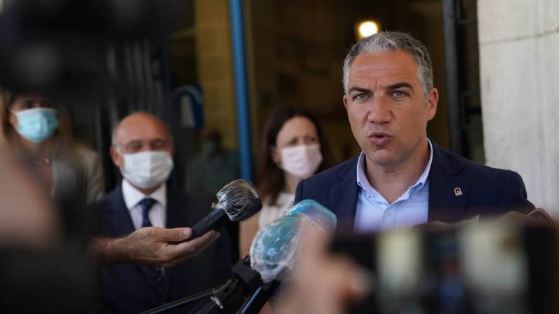 Bendodo destaca el papel clave del Puerto de Málaga durante el estado de alarma a la hora de garantizar el abastecimiento de la población