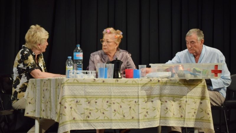 El grupo Siempreviva representa la obra 'el quejica' a beneficio de la asociación de párkinson