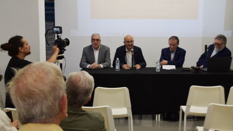 El MAE clausura el ciclo de conferencias dedicado a la historia del microscopio