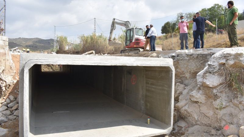 Comienza la instalación del gran embovedado bajo la carretera de Torrealquería
