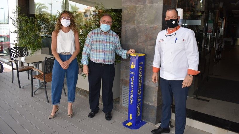Alhaurín de la Torre entrega dispensadores de gel desinfectante a los negocios de hostelería
