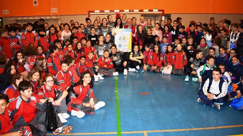 El Rincón Fertilidad fomenta el balonmano frente a más de 600 niños en Alhaurín de la Torre