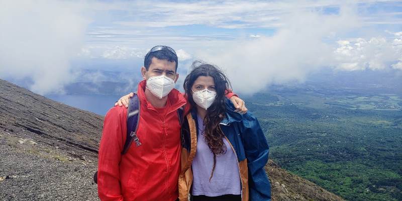 Dos voluntarios de Eo Eo colaboran en un proyecto de ayuda humanitaria en El Salvador