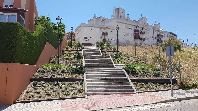 Los Servicios Operativos mejoran varias zonas ajardinadas en barriadas y urbanizaciones
