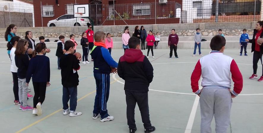 La escuela de balonmano de Alhaurín de la Torre cierra su periplo por los colegios del municipio