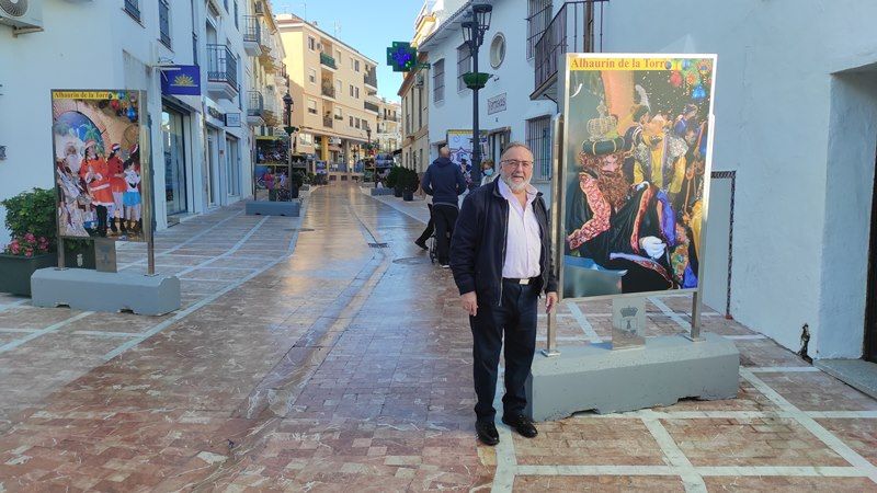 La calle Málaga acoge una exposición de imágenes dedicadas a la Navidad