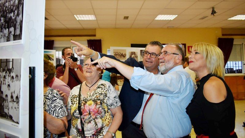 Inaugurada en Zapata la exposición de fotografías 'Evolución de las barriadas'