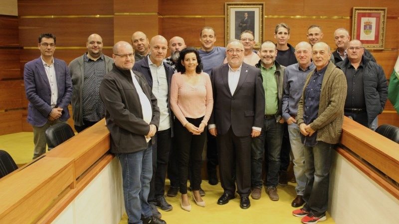 Trece trabajadores firman sus contratos de personal laboral fijo del Ayuntamiento