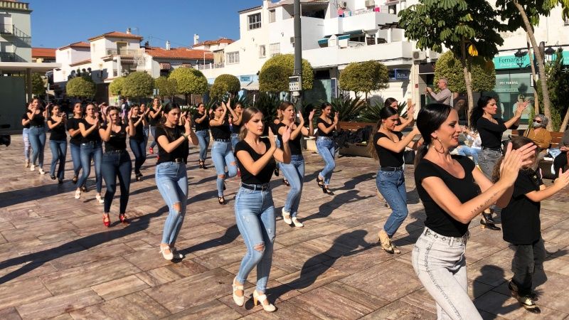 Una original 'flashmob' llena de color flamenco la plaza de España y otros lugares emblemáticos del centro urbano
