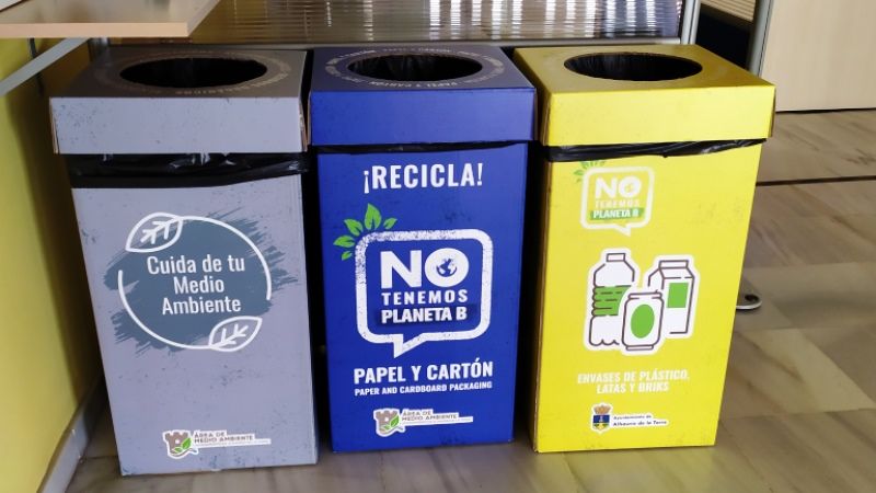 El Área de Medio Ambiente instala contenedores de reciclaje en los edificios municipales