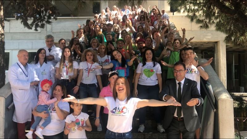 El Hospital Materno Infantil conmemora el Día del Niño Hospitalizado con un lanzamiento masivo de besos