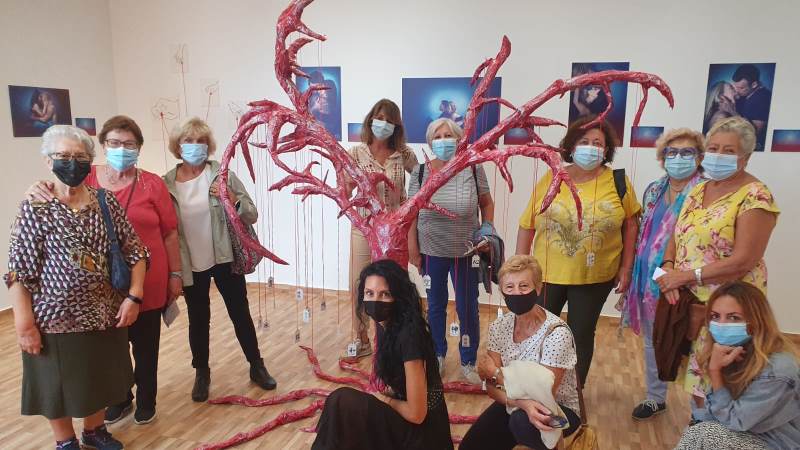 Las asociaciones de mujeres visitan la exposición de Elena Villalba 'hilo rojo'