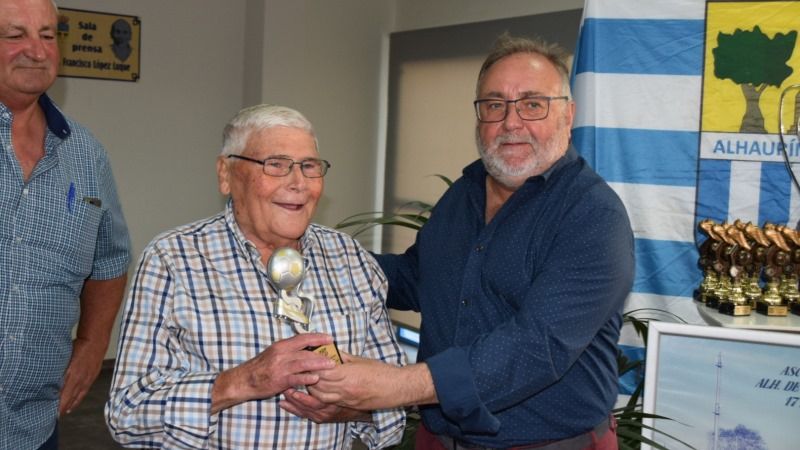 El Alhaurín de la Torre C. F. homenajea a los héroes del primer ascenso a tercera