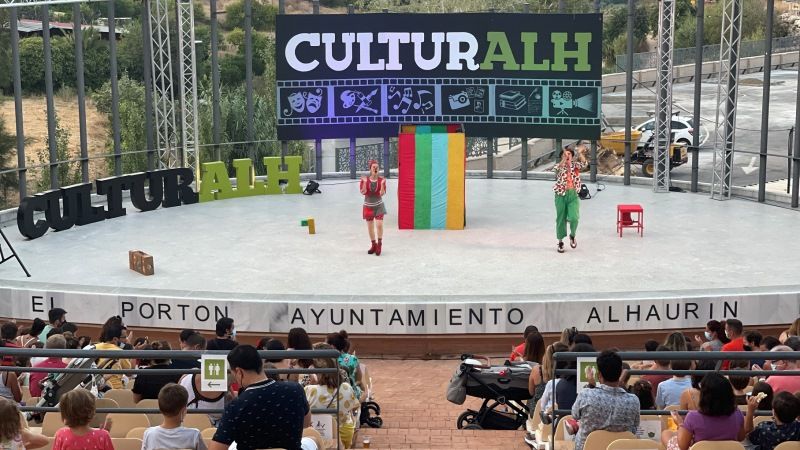 El público infantil disfruta del desparpajo de los payasos Nasu y Basi en El Portón