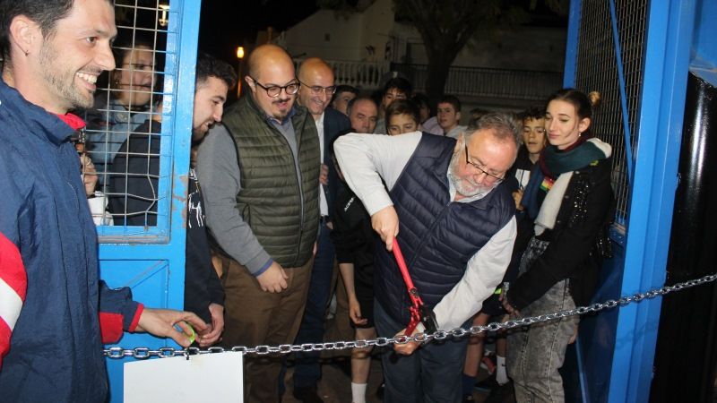 Deporte y arte urbano se fusionan en el estreno de la pista polideportiva de Carranque