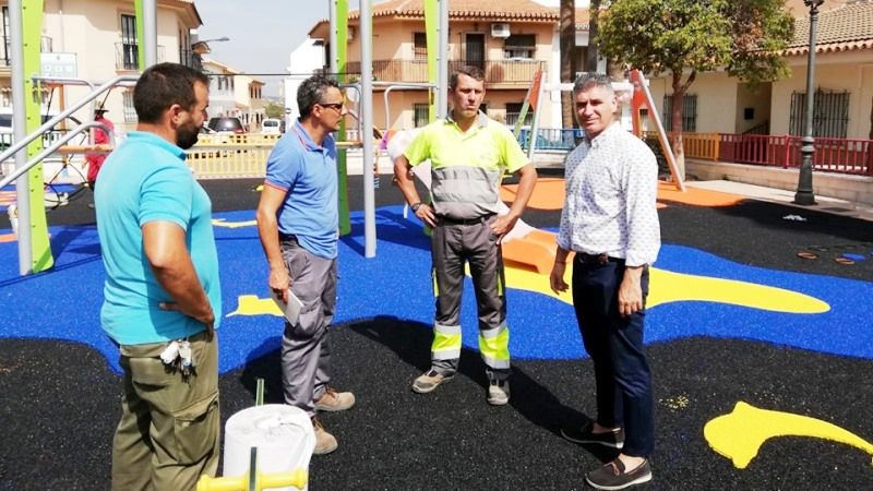 Alhaurín de la Torre ultima la instalación del nuevo parque infantil de la plaza de la Constitución