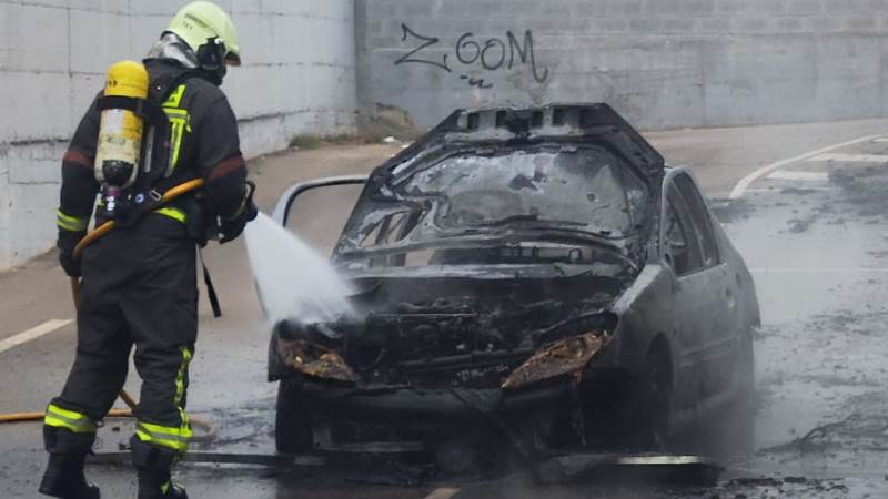 Rápida intervención para apagar el incendio de un vehículo en el aparcamiento de El Peñón