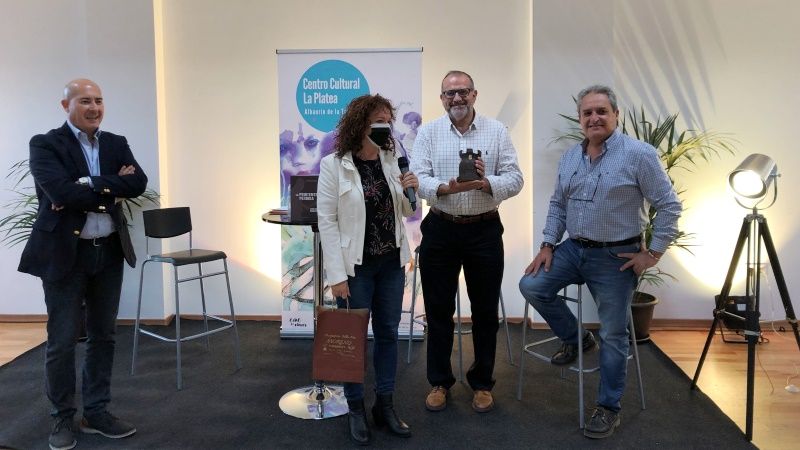 La charla con el escritor malagueño Jesús Díaz se convierte en un homenaje a la librería Proteo