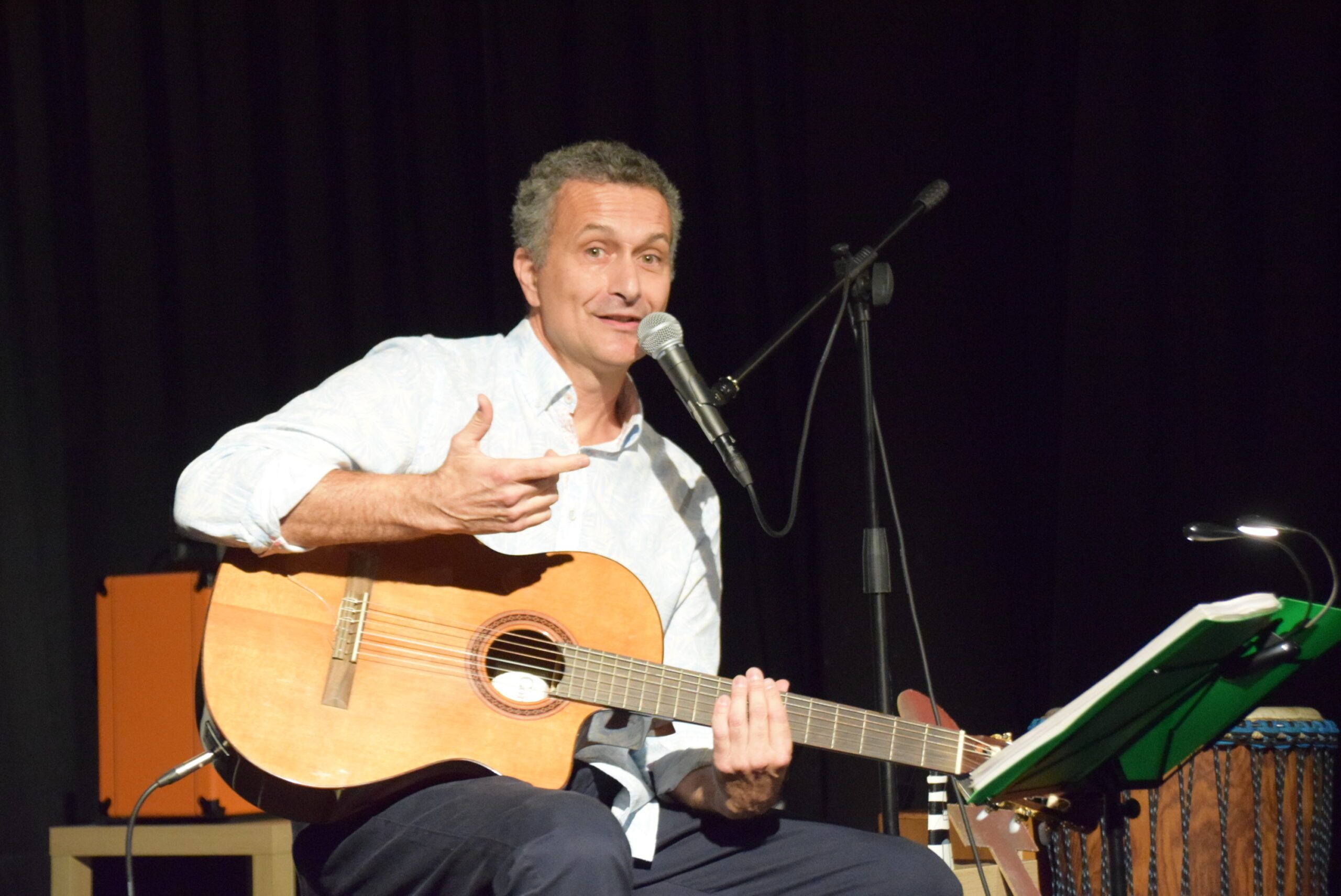 El cantautor José Vela protagoniza un concierto a beneficio de la Asociación Vites