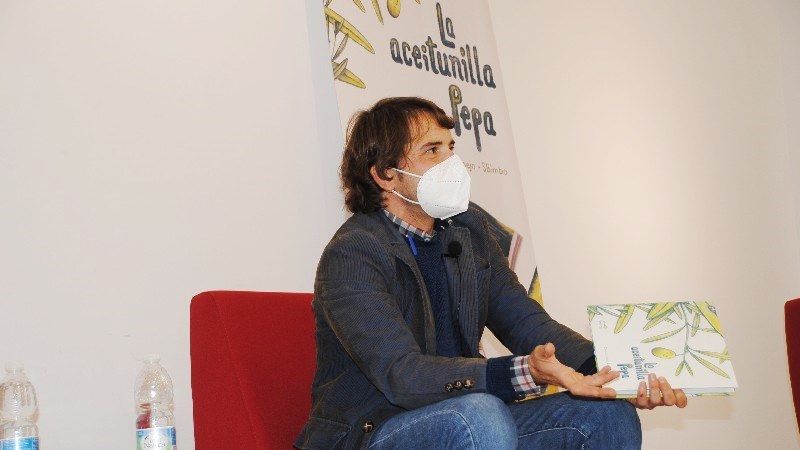 El primer libro de Emilio Fuentes explica al público infantil el proceso de producción del aceite de oliva
