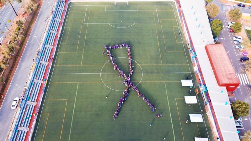 Jóvenes de Alhaurín de la Torre forman un gran lazo humano contra la violencia de género