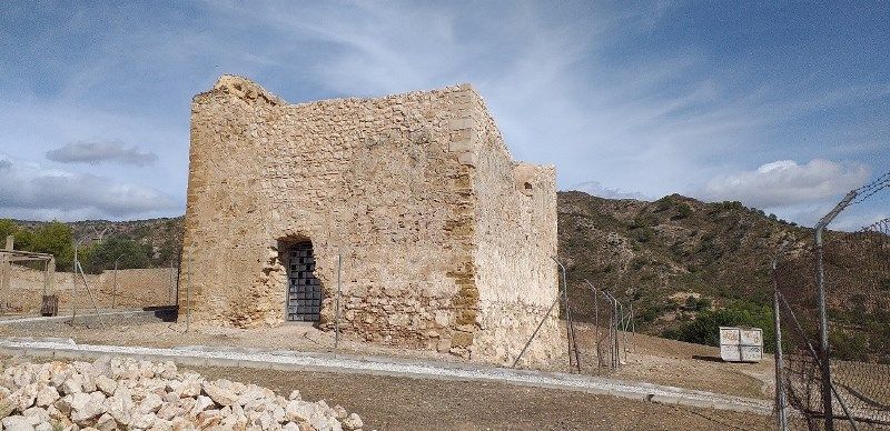 Trabajos de limpieza y acondicionamiento del entorno de la torre de Torrealquería