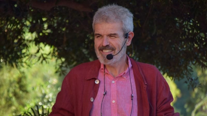 El diseñador Lorenzo Caprile protagonizó otra interesante charla en La Platea