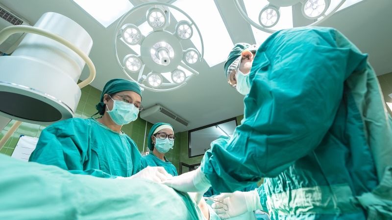 Mamoplastia de aumento, ¿qué es y con quién acudir?