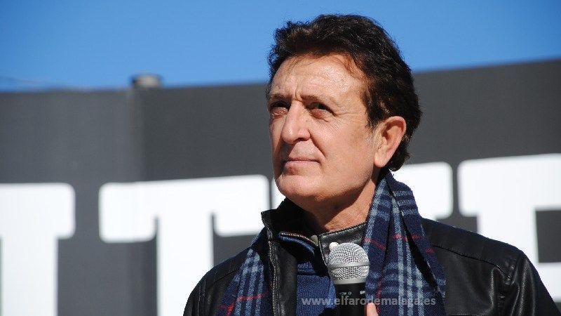 Manolo García, el artista integral que canta, escribe y pinta, conquista de nuevo Alhaurín de la Torre