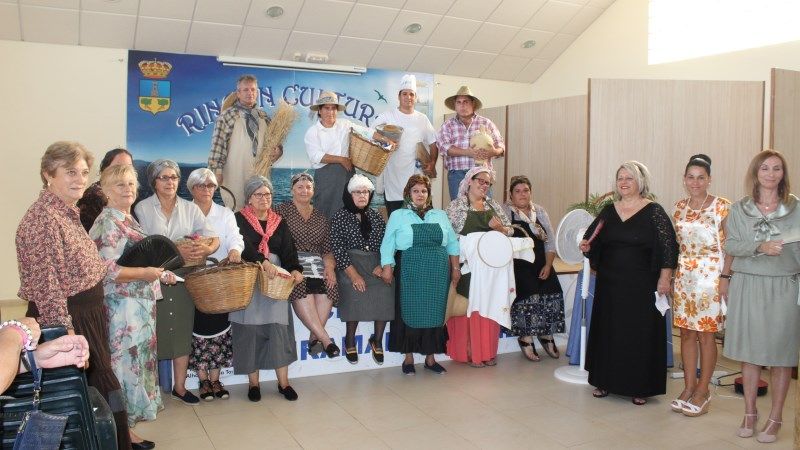 La asociación de vecinos de El Romeral y el Ayuntamiento homenajean a sus mayores
